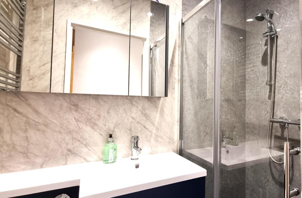 Spacious 6 Bedroom House, 4 Bathrooms, Central, 2 Parking Spaces 史云顿 外观 照片