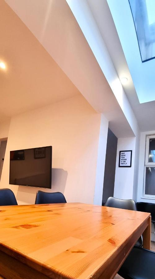 Spacious 6 Bedroom House, 4 Bathrooms, Central, 2 Parking Spaces 史云顿 外观 照片