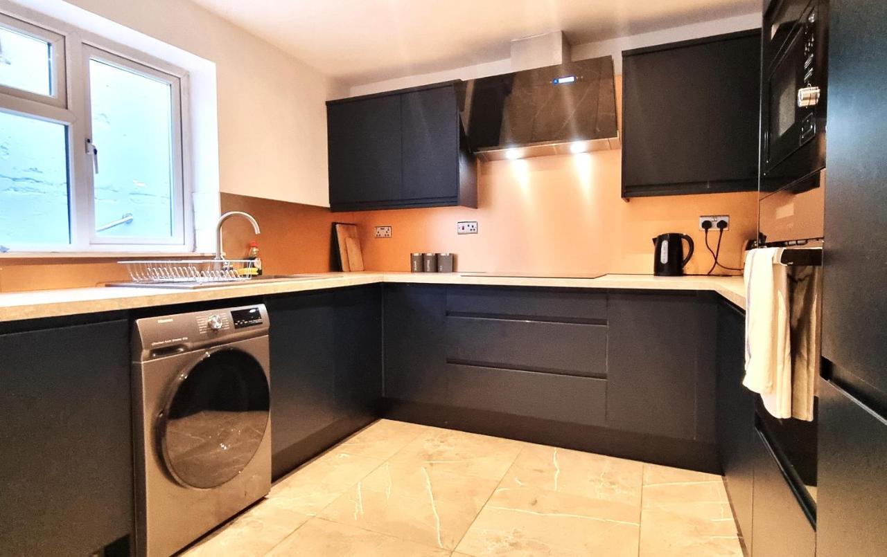 Spacious 6 Bedroom House, 4 Bathrooms, Central, 2 Parking Spaces 史云顿 外观 照片