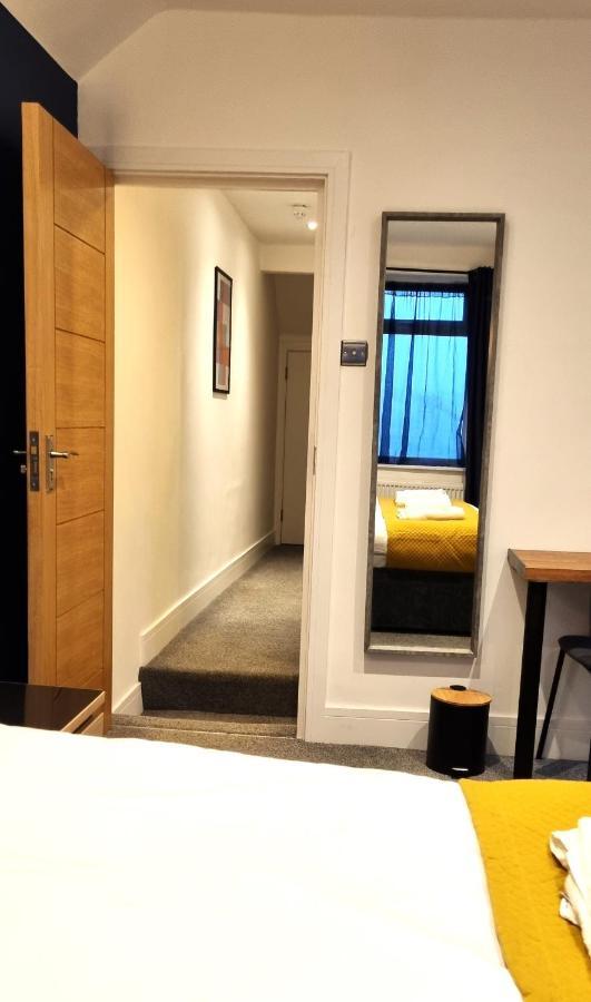 Spacious 6 Bedroom House, 4 Bathrooms, Central, 2 Parking Spaces 史云顿 外观 照片