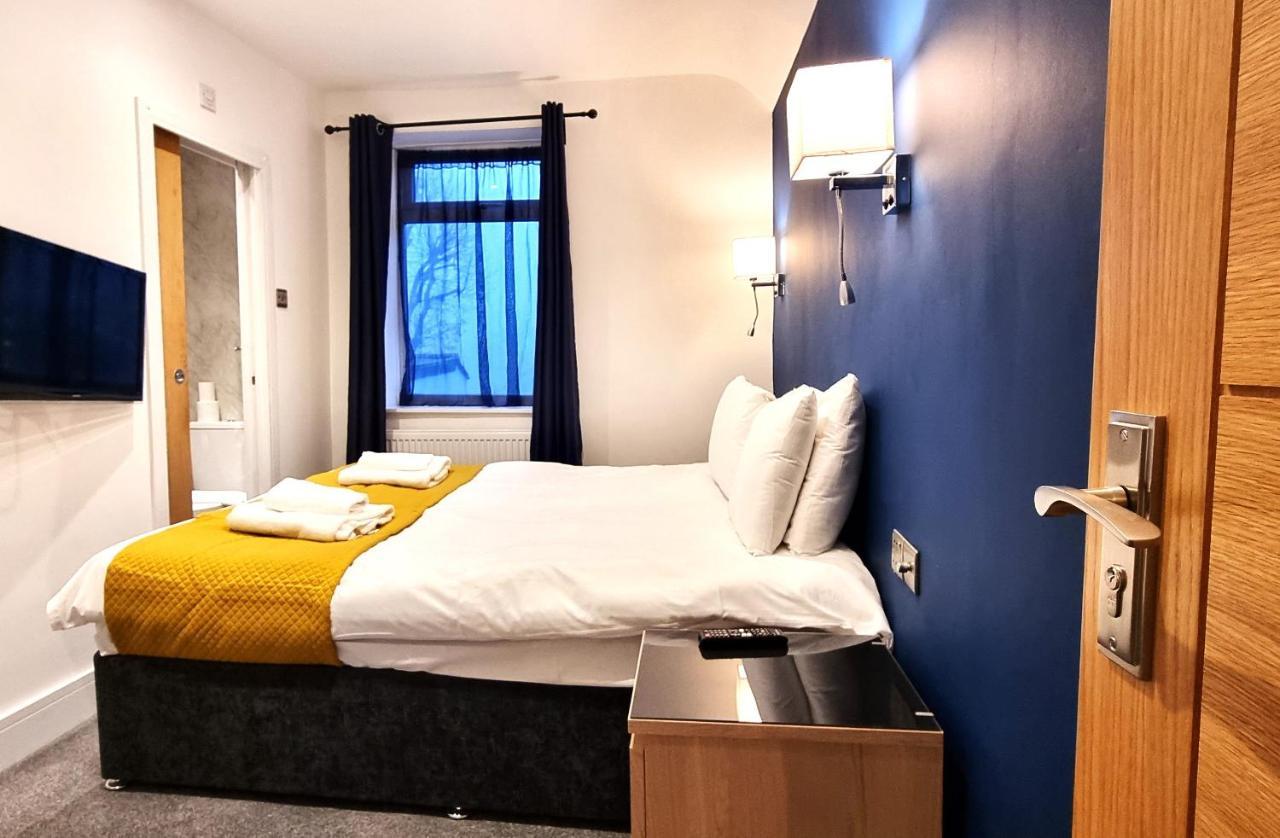 Spacious 6 Bedroom House, 4 Bathrooms, Central, 2 Parking Spaces 史云顿 外观 照片
