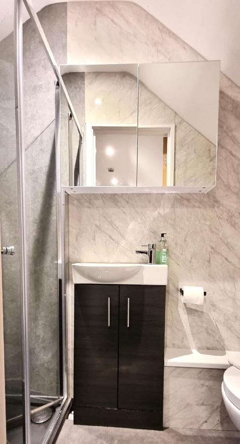 Spacious 6 Bedroom House, 4 Bathrooms, Central, 2 Parking Spaces 史云顿 外观 照片