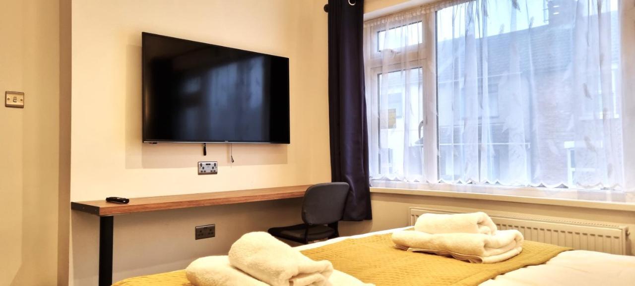 Spacious 6 Bedroom House, 4 Bathrooms, Central, 2 Parking Spaces 史云顿 外观 照片