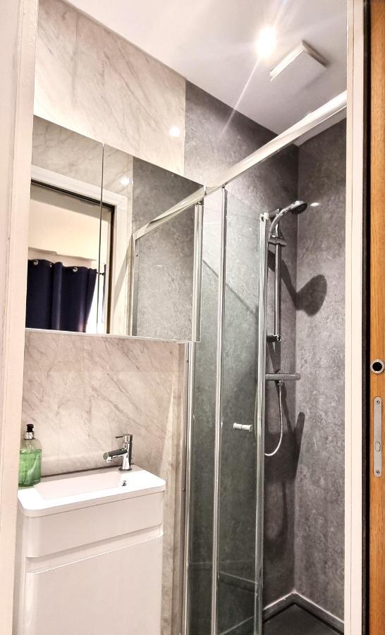 Spacious 6 Bedroom House, 4 Bathrooms, Central, 2 Parking Spaces 史云顿 外观 照片
